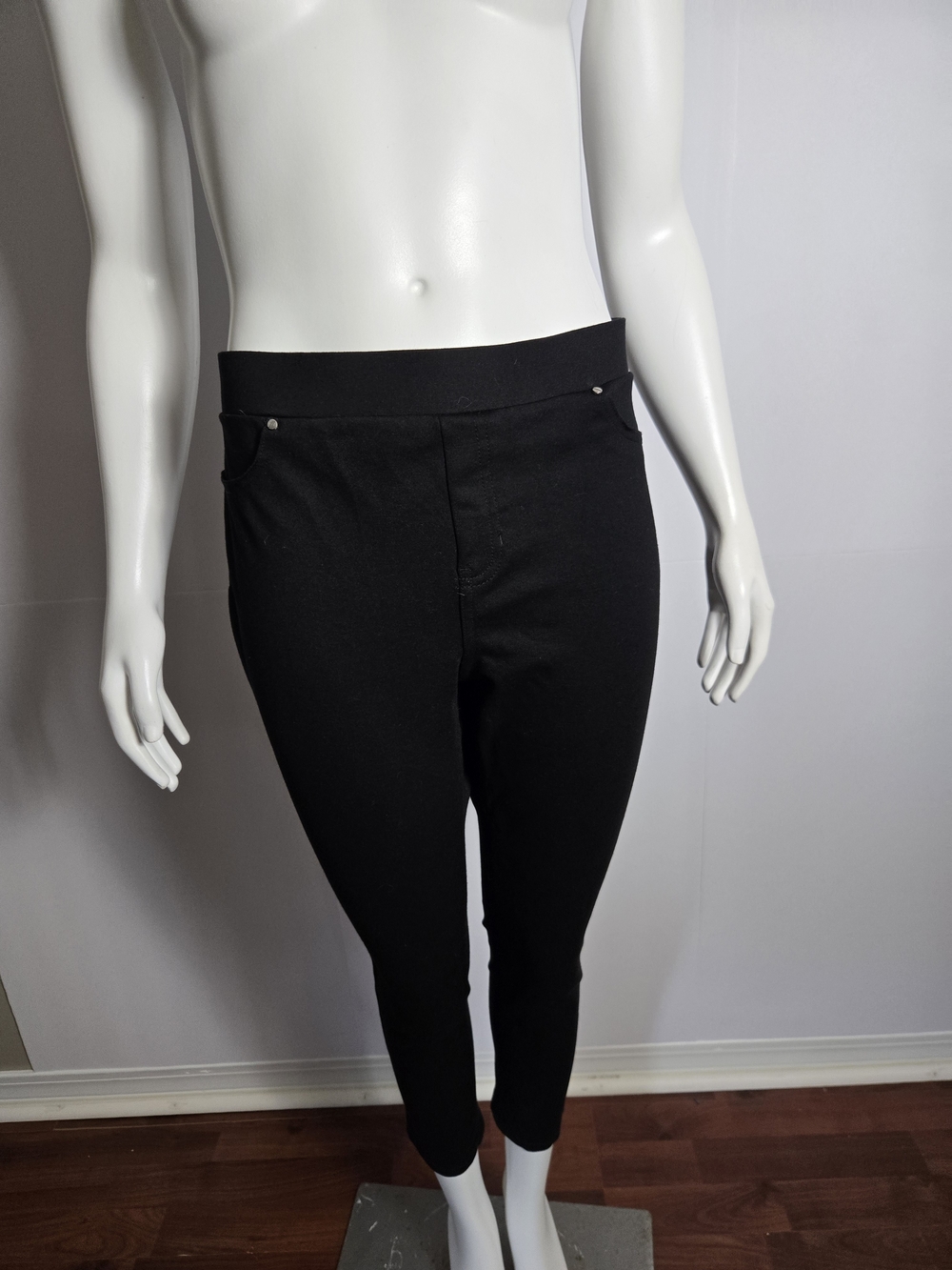 Jones New York Black Cropped Pull-On Jeans